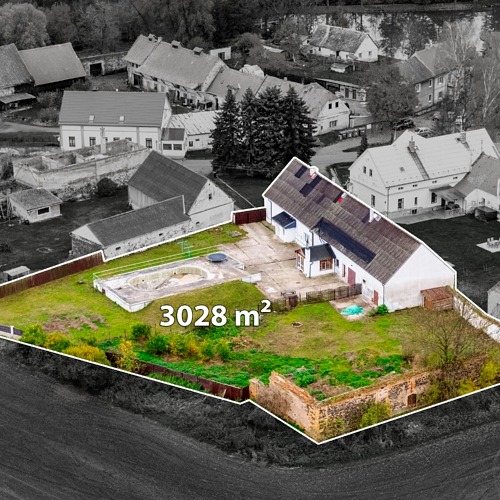 Nadstandardně prostorný dům na rozlehlém pozemku 3 028m2 na Vás čeká ve Veliké Vsi u Podbořan.