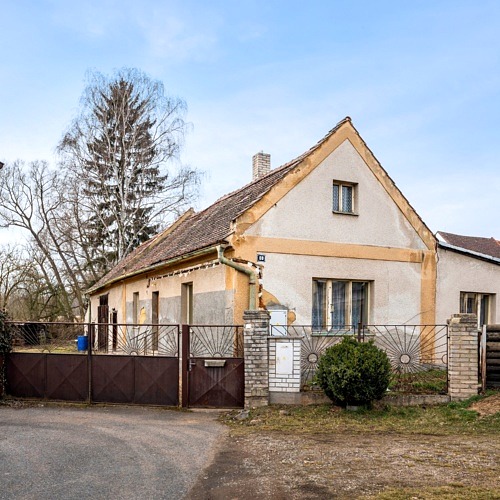 Perfektní dojezdová vzdálenost od Rakovníka dělá z nemovitostí v Senomatech atraktivní zboží. Jeden domek v klidné části je zde právě na prodej.